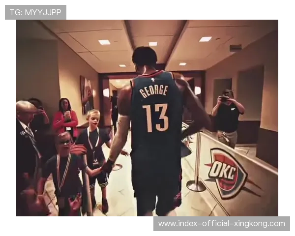 保罗乔治被拍到陪孩子训球：网友泪目